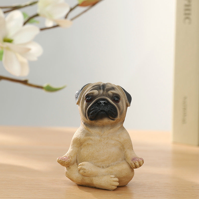 "Mysig bulldog yoga staty prydnad i harts, i meditativ pose, idealisk för inomhusdekor med humor och stil."
