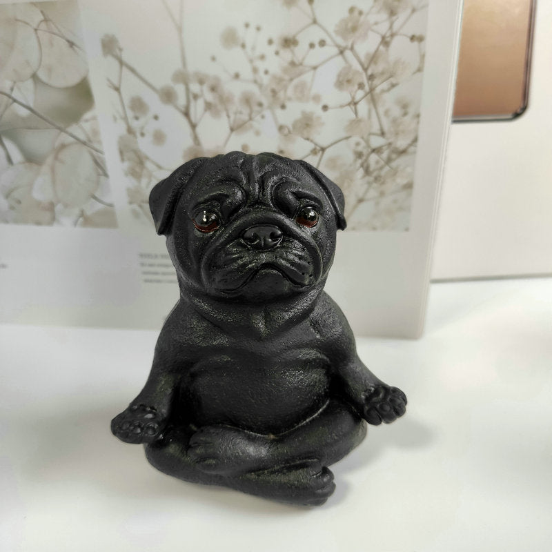 "Mysig bulldog yoga staty prydnad i harts, i meditativ pose, idealisk för inomhusdekor med humor och stil."
