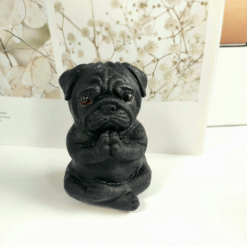 "Mysig bulldog yoga staty prydnad i harts, i meditativ pose, idealisk för inomhusdekor med humor och stil."
