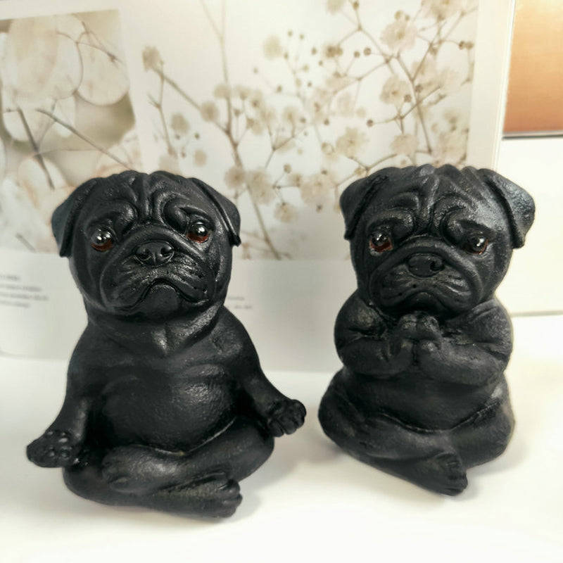 "Mysig bulldog yoga staty prydnad i harts, i meditativ pose, idealisk för inomhusdekor med humor och stil."