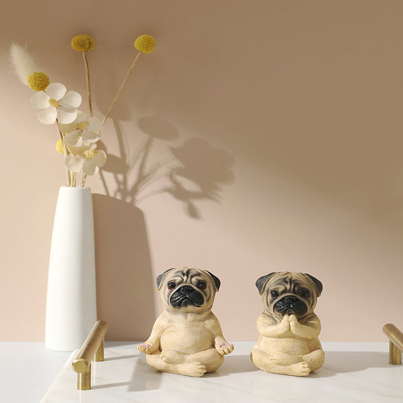 "Mysig bulldog yoga staty prydnad i harts, i meditativ pose, idealisk för inomhusdekor med humor och stil."