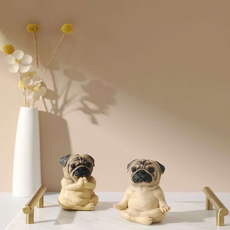 "Mysig bulldog yoga staty prydnad i harts, i meditativ pose, idealisk för inomhusdekor med humor och stil."