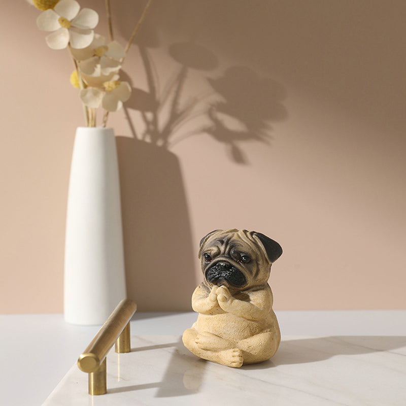"Mysig bulldog yoga staty prydnad i harts, i meditativ pose, idealisk för inomhusdekor med humor och stil."