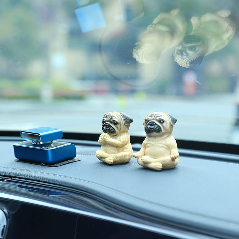 "Mysig bulldog yoga staty prydnad i harts, i meditativ pose, idealisk för inomhusdekor med humor och stil."