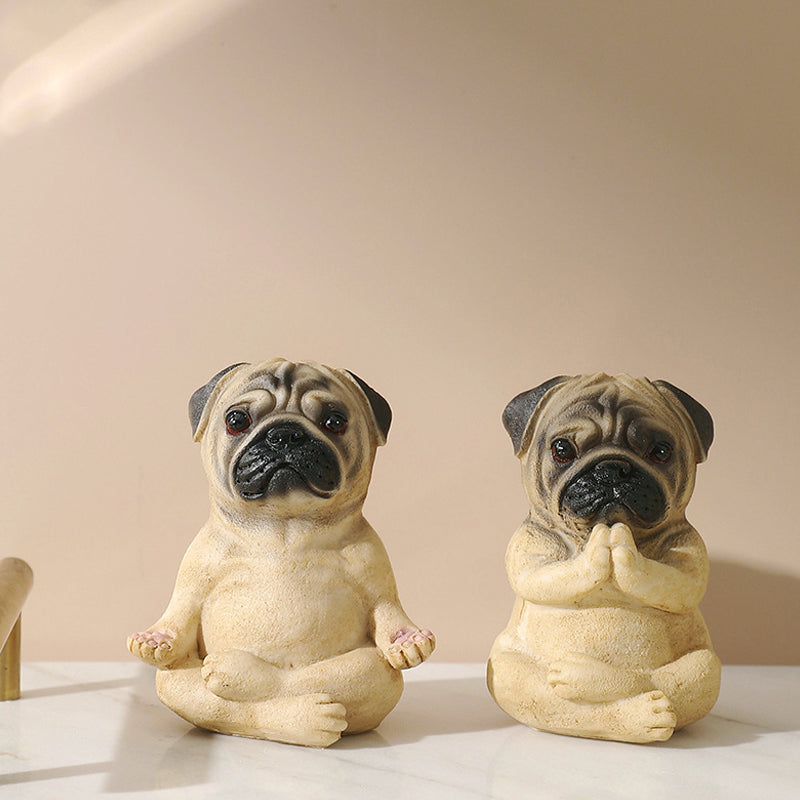 "Mysig bulldog yoga staty prydnad i harts, i meditativ pose, idealisk för inomhusdekor med humor och stil."