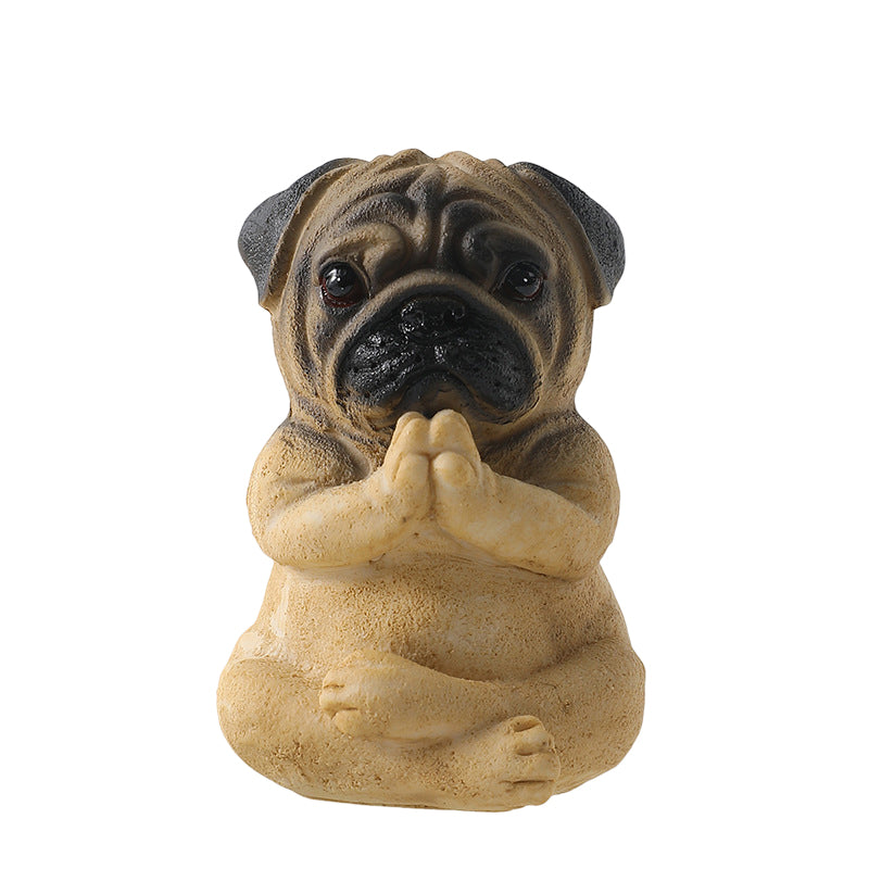 "Mysig bulldog yoga staty prydnad i harts, i meditativ pose, idealisk för inomhusdekor med humor och stil."