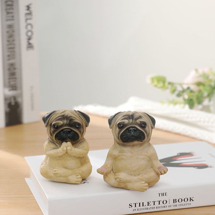 "Mysig bulldog yoga staty prydnad i harts, i meditativ pose, idealisk för inomhusdekor med humor och stil."