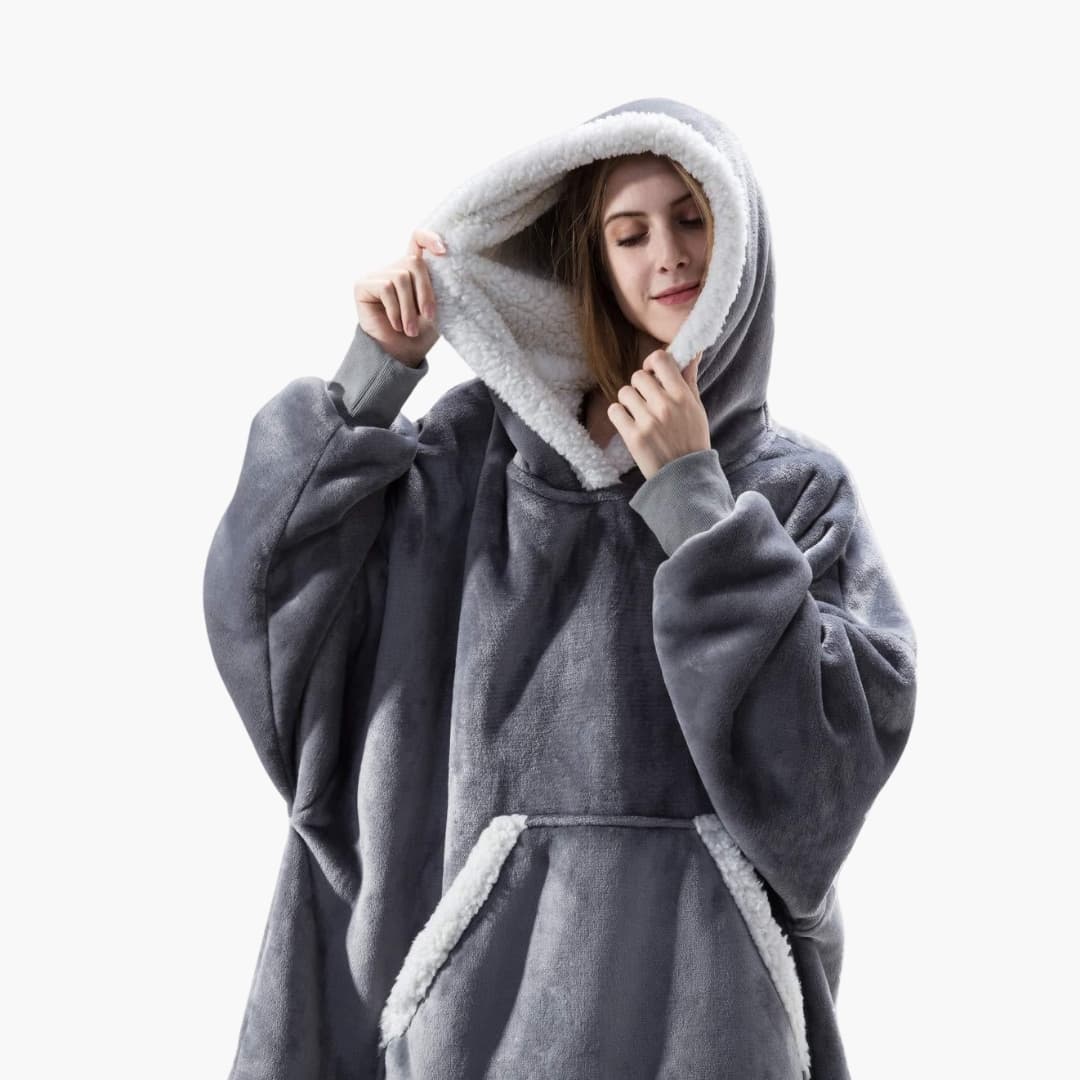 Grå mysig filt hoodie med fluffig insida och rymlig känguruficka. Perfekt present för alla tillfällen.