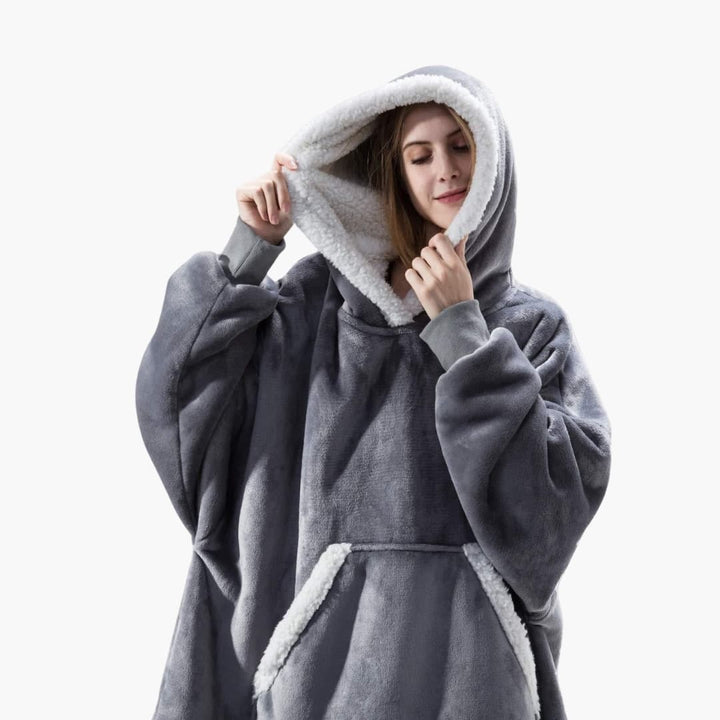 Grå mysig filt hoodie med fluffig insida och rymlig känguruficka. Perfekt present för alla tillfällen.