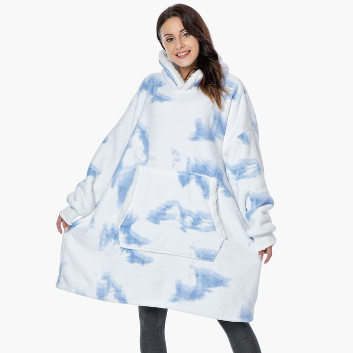 Närbild på den rymliga kängurufickan på en bekväm unisex filt huvtröja. Förvaring och värme.