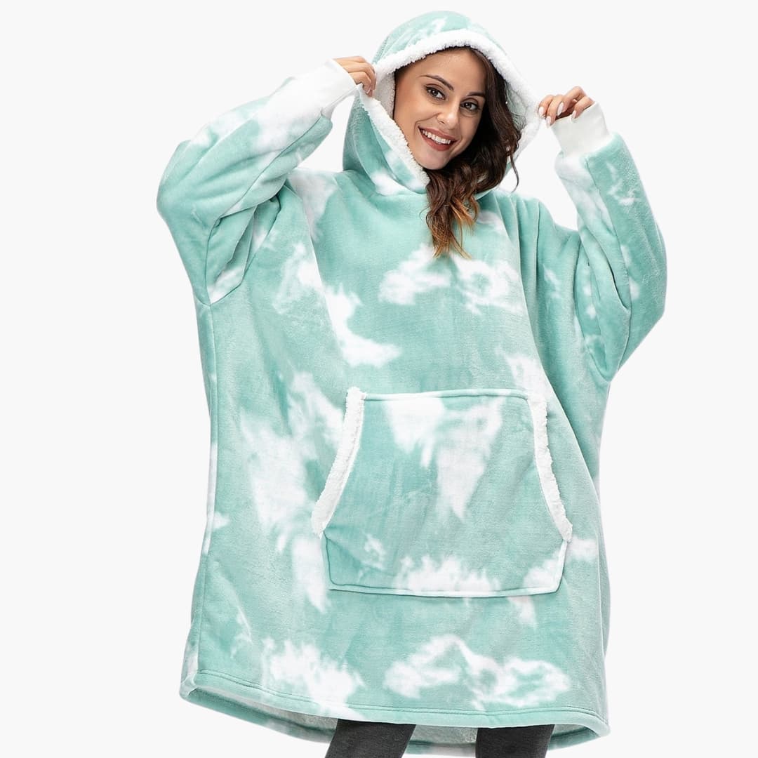 Modell bär avslappnad unisex filt hoodie. Stor huva och ficka för vardagsstil och mysiga stunder.