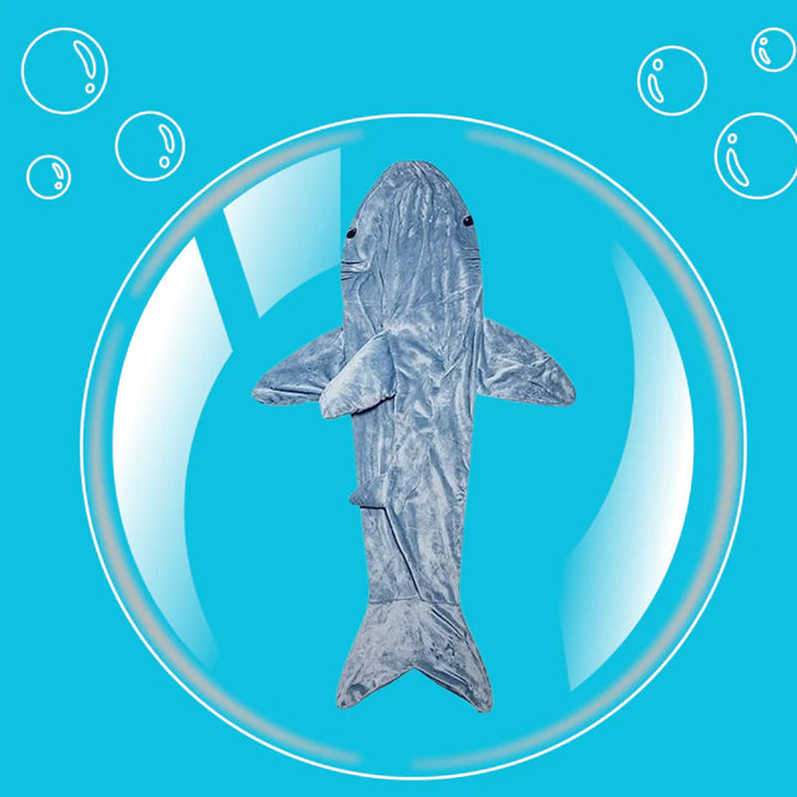 Mysig unisex hajpyjamas i blå fleece med hajdesign och koftiga handsvaror, perfekt för kalla dagar och maskeradfester.