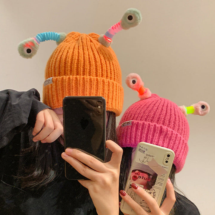 "Mysig vinterstickad mössa för barn och vuxna med monsterdesign och stora ögon i olika färger."