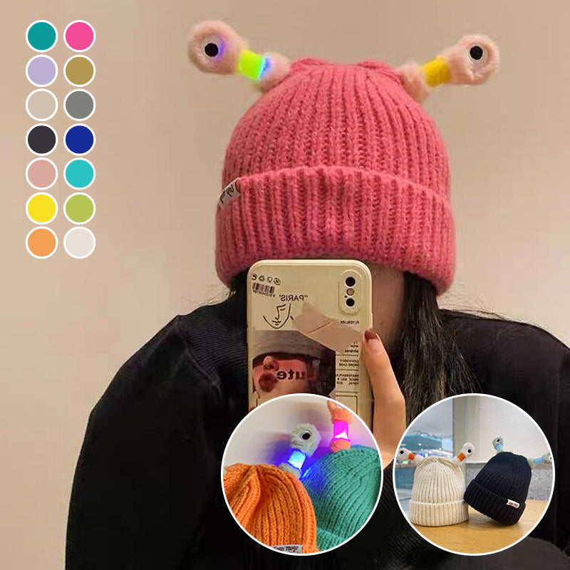 "Mysig vinterstickad mössa för barn och vuxna med monsterdesign och stora ögon i olika färger."