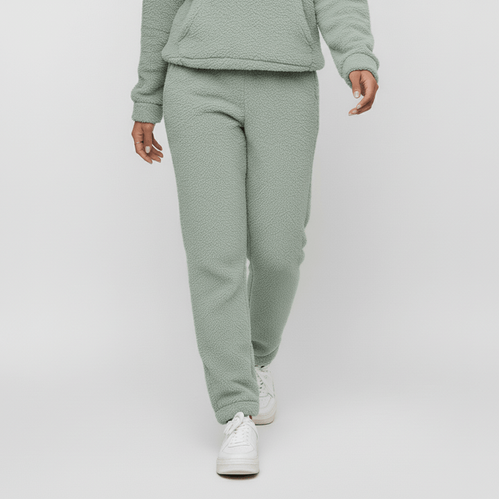 Skye Dam Loungewear-set med känguruficka, hoodie & matchande byxor. Avslappnad fritid.
