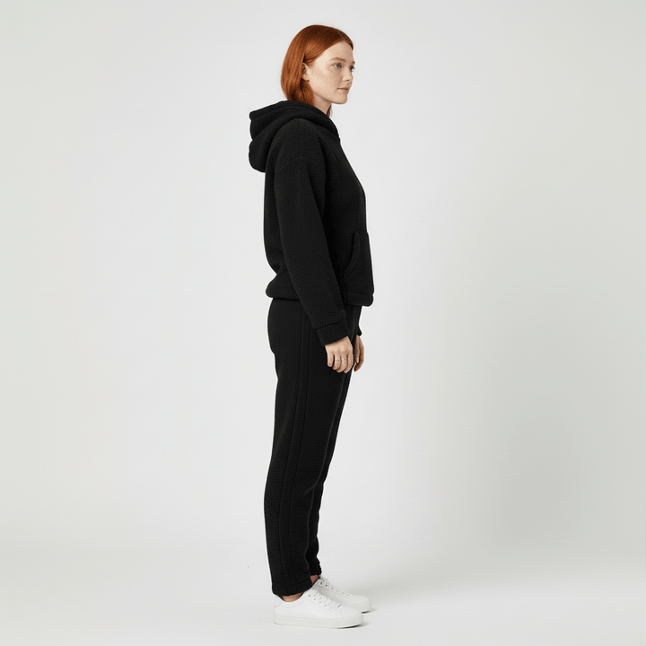 Detaljbild av Skye loungewear-setets känguruficka. Mjukt material & praktisk design.