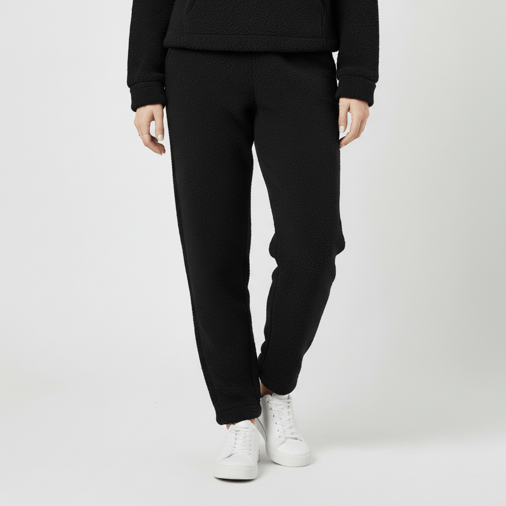 Modell visar Skye dam loungewear-set med känguruficka & luva. Fullängd framifrån.