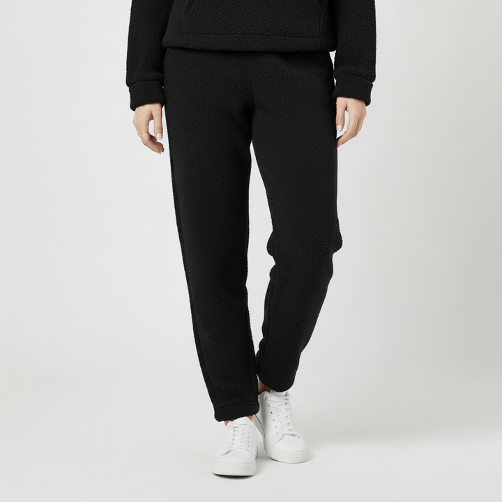 Modell visar Skye dam loungewear-set med känguruficka & luva. Fullängd framifrån.