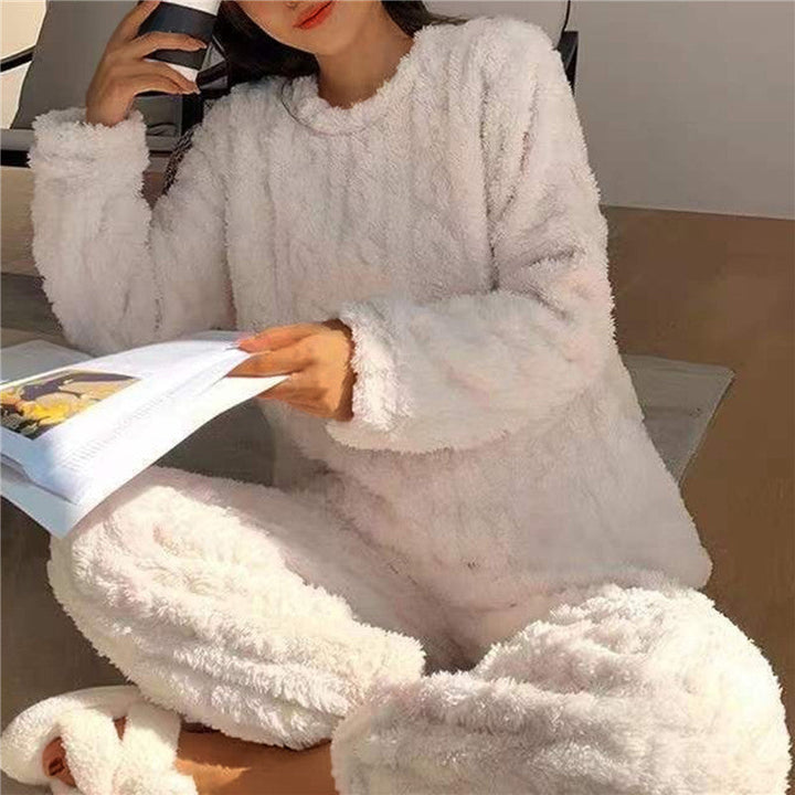 Bekväma långärmade damnattkläder Amy. Mjukt tvådelat pyjamas set för mysiga kvällar hemma.