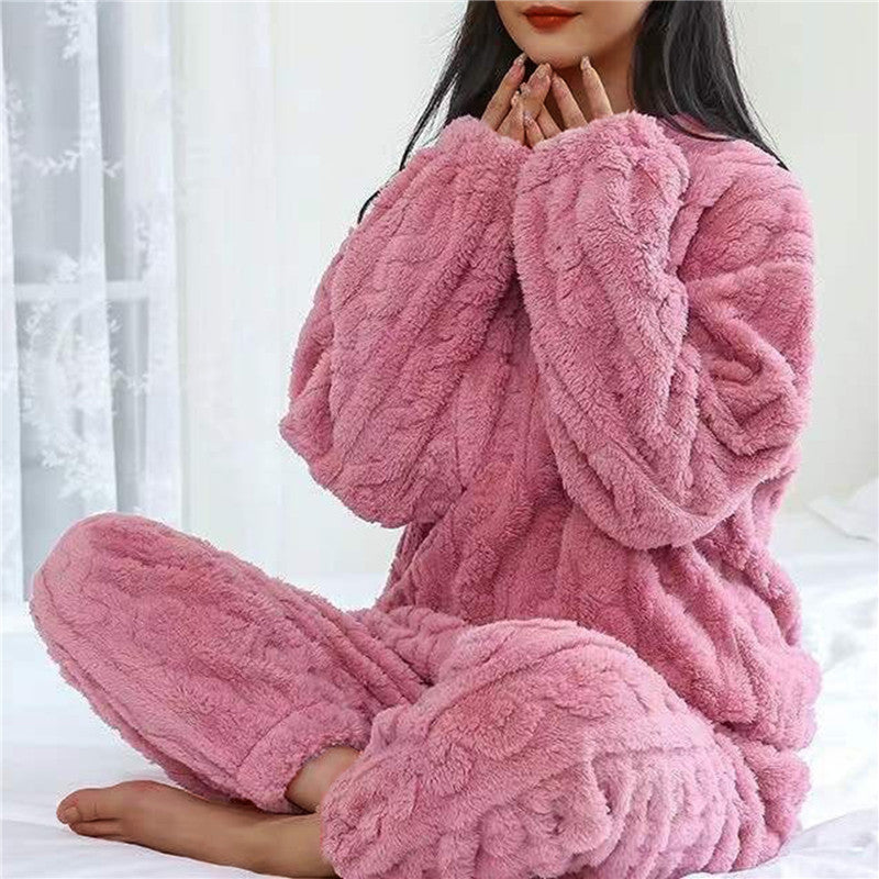 Modell bär det stilrena Amy dam pyjamas setet med långa ärmar. Perfekt för mysiga stunder och avkoppling.