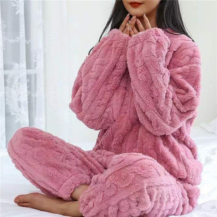 Modell bär det stilrena Amy dam pyjamas setet med långa ärmar. Perfekt för mysiga stunder och avkoppling.