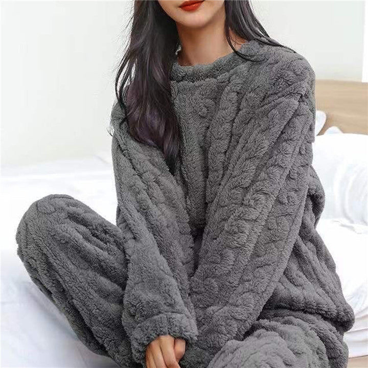 Mjukt och skönt dam pyjamas set Amy med långa ärmar. Ditt perfekta val för avkopplande hemmaplagg.