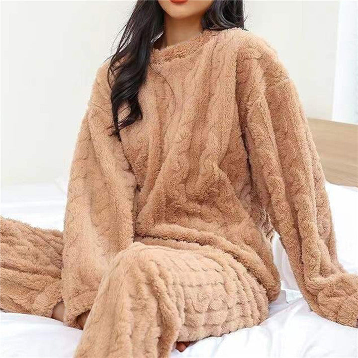 Ett tvådelat set av dam pyjamas Amy, designat för ultimata mysiga hemma-kvällar. Långa ärmar för värme.