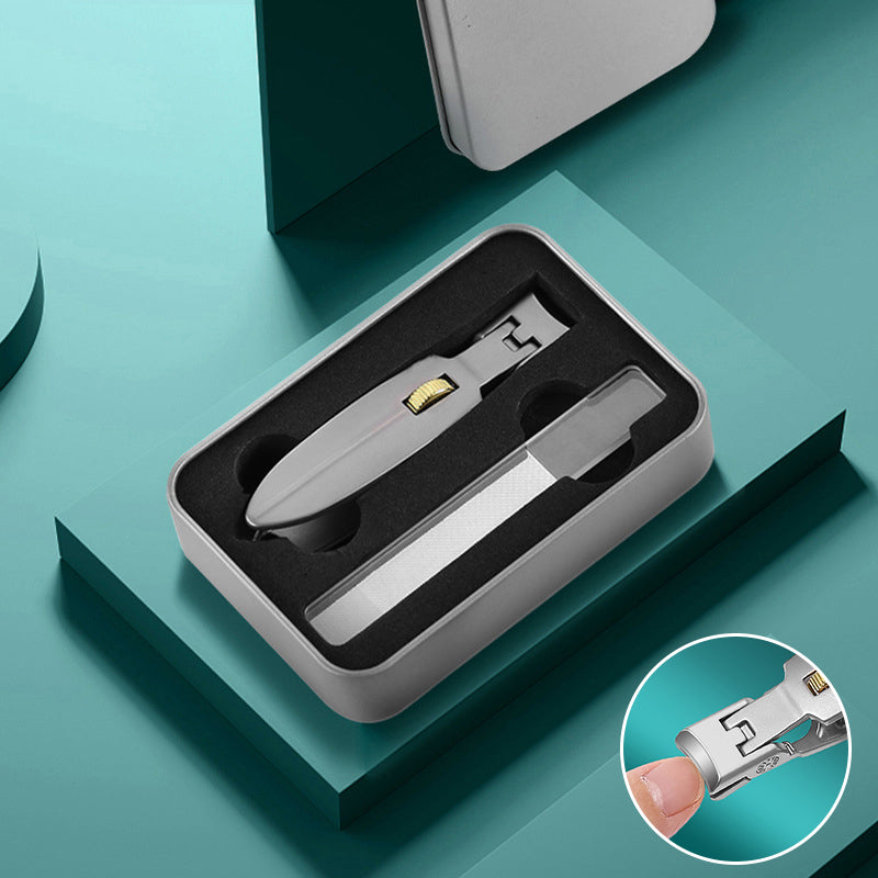 "Nagelklippare i rostfritt stål med ergonomisk design och bred öppning för tjocka naglar. Perfekt för personlig vård."