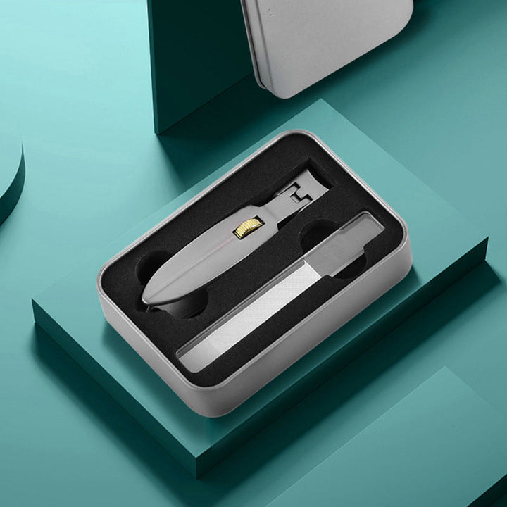 "Nagelklippare i rostfritt stål med ergonomisk design och bred öppning för tjocka naglar. Perfekt för personlig vård."