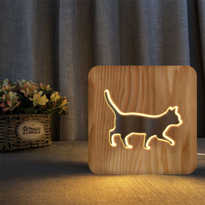 "Nattlampa i trä med snidad design, avger varmt sken, perfekt för sovrum eller dekoration, tillverkad i träplastkomposit."