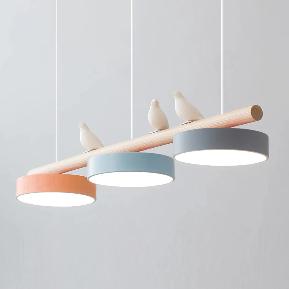 Unik fågel taklampa, elegant LED belysning för modern heminredning.