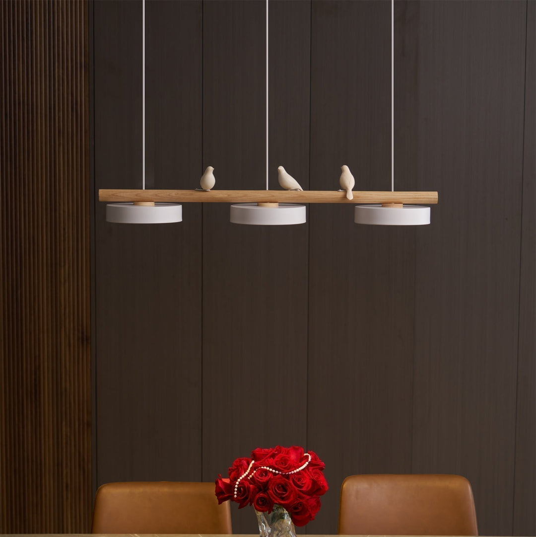 Justerbar LED taklampa, fågeldesign för modern och unik vardagsrumsmiljö.