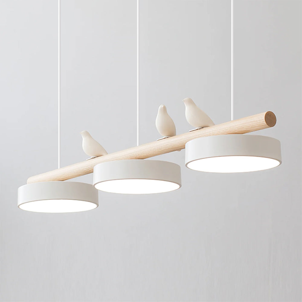 Elegant fågel LED taklampa, modern naturinspirerad för stilfull hembelysning.