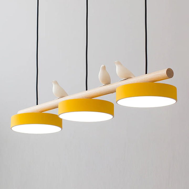 Dimbar fågel taklampa, naturinspirerad LED belysning för elegant vardagsrum.