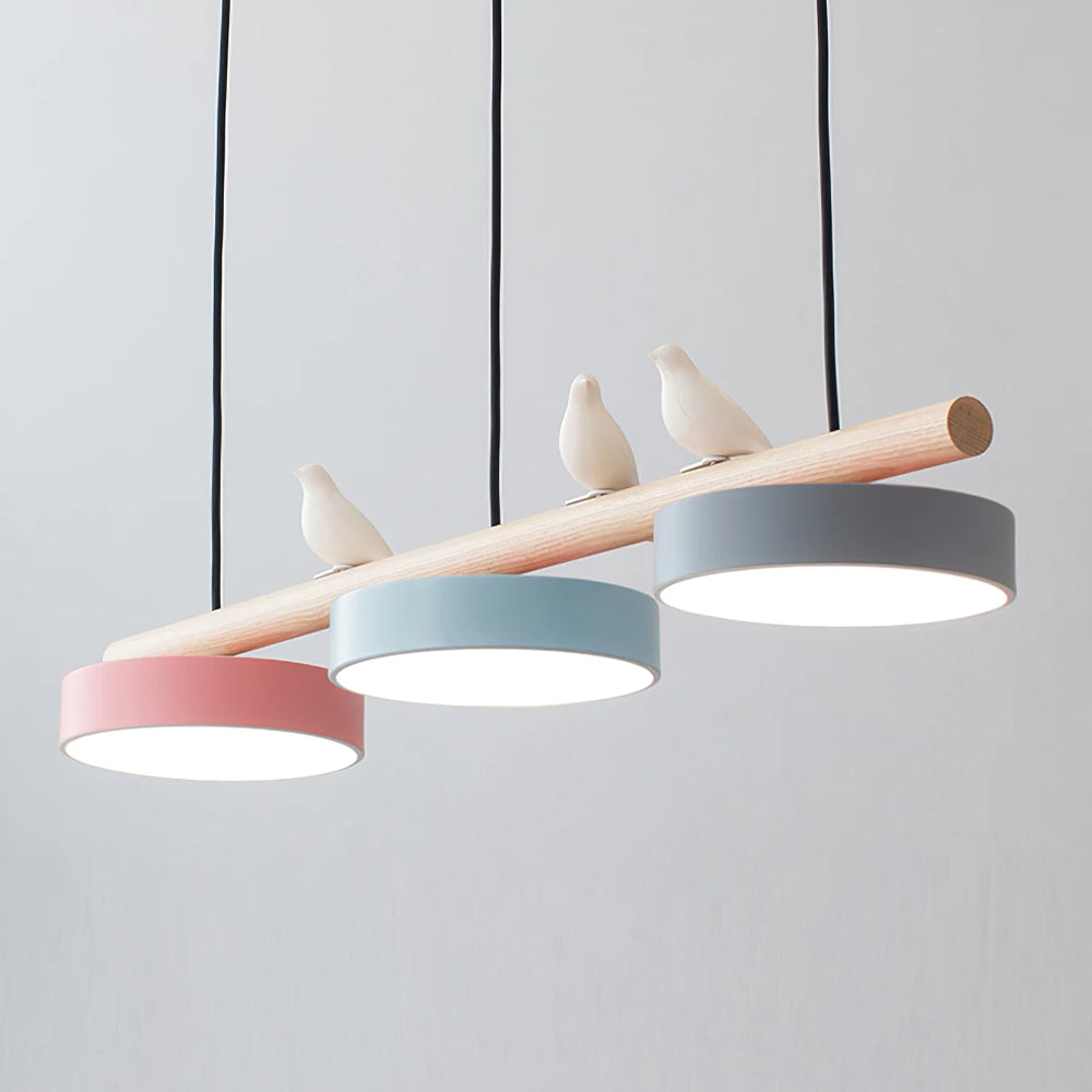 Modern naturinspirerad taklampa, elegant fågeldesign med LED belysning.