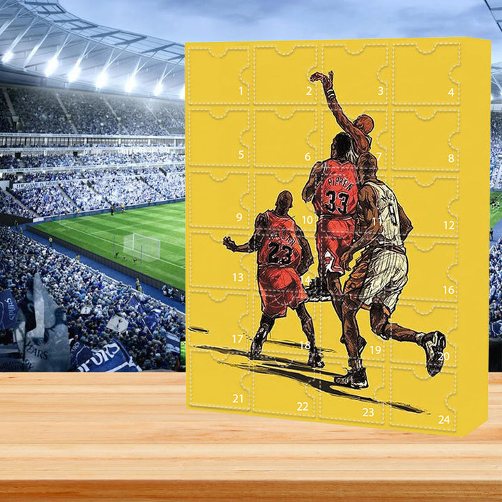 "NBA adventskalender med små prydnader, blå och vit, 24 luckor med baskettemade miniatyrer, perfekt julöverraskning."