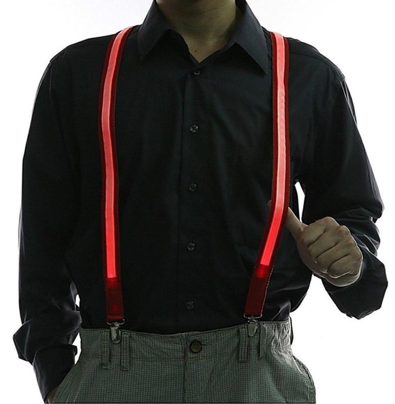 "Neonfärgade LED-hängslen och fluga för fest, i slitstark polyester, lyser i mörker, perfekt för klubbar och festivaler."
