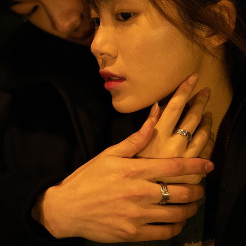 "Änglavinge ring i sterling silver för kvinnor, med detaljerad ängelvingdesign. Perfekt som elegant kvinnlig accessoar."