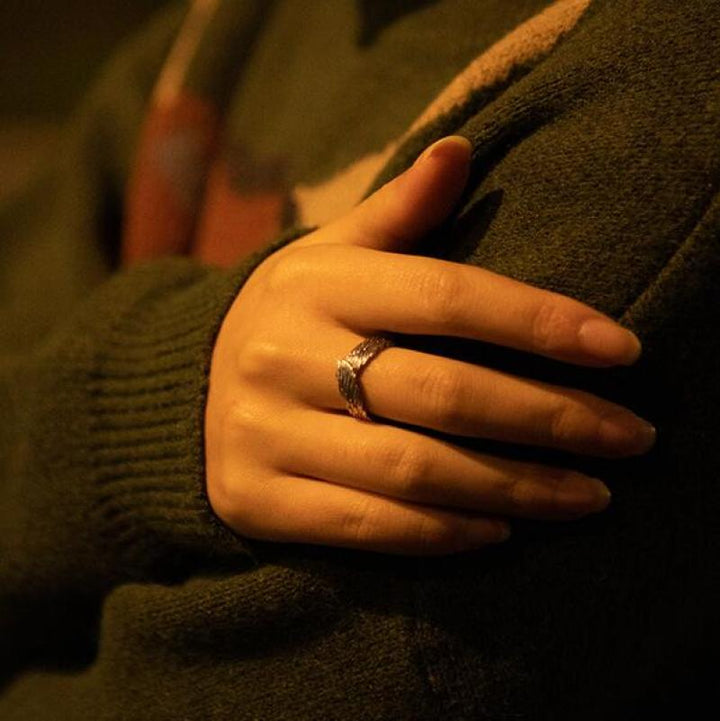 "Änglavinge ring i sterling silver för kvinnor, med detaljerad ängelvingdesign. Perfekt som elegant kvinnlig accessoar."