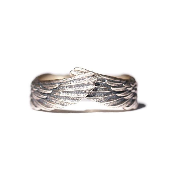 "Änglavinge ring i sterling silver för kvinnor, med detaljerad ängelvingdesign. Perfekt som elegant kvinnlig accessoar."