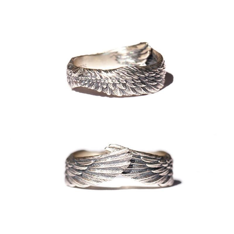 "Änglavinge ring i sterling silver för kvinnor, med detaljerad ängelvingdesign. Perfekt som elegant kvinnlig accessoar."