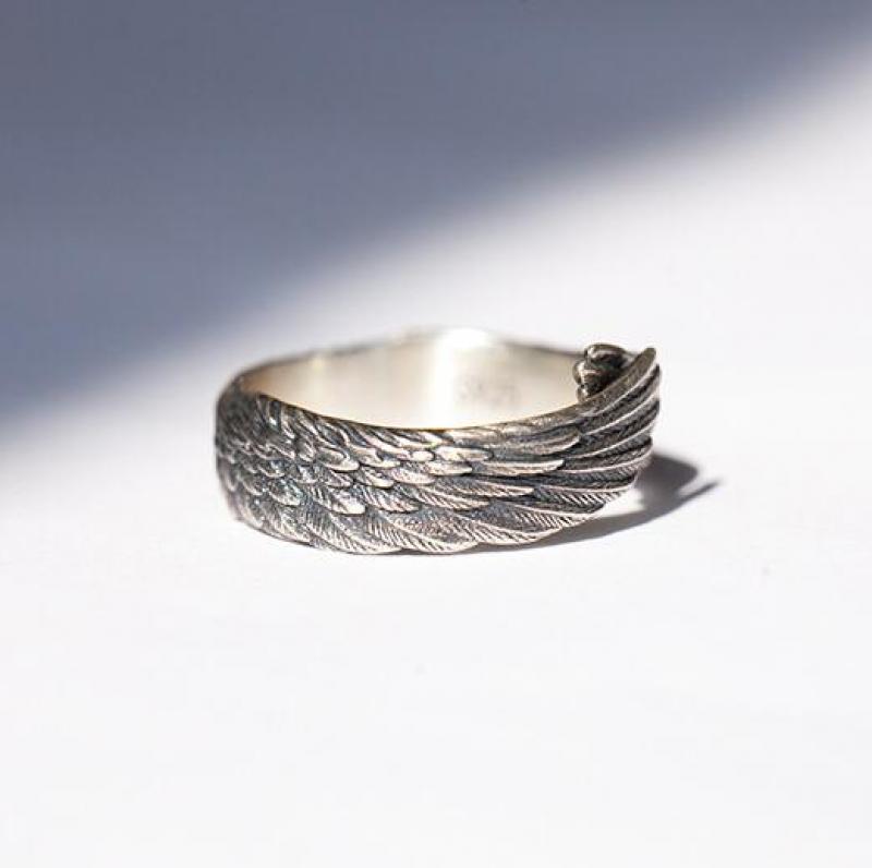 "Änglavinge ring i sterling silver för kvinnor, med detaljerad ängelvingdesign. Perfekt som elegant kvinnlig accessoar."