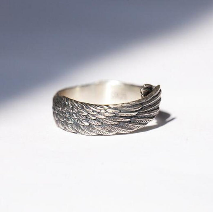 "Änglavinge ring i sterling silver för kvinnor, med detaljerad ängelvingdesign. Perfekt som elegant kvinnlig accessoar."