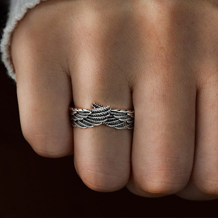 "Änglavinge ring i sterling silver för kvinnor, med detaljerad ängelvingdesign. Perfekt som elegant kvinnlig accessoar."