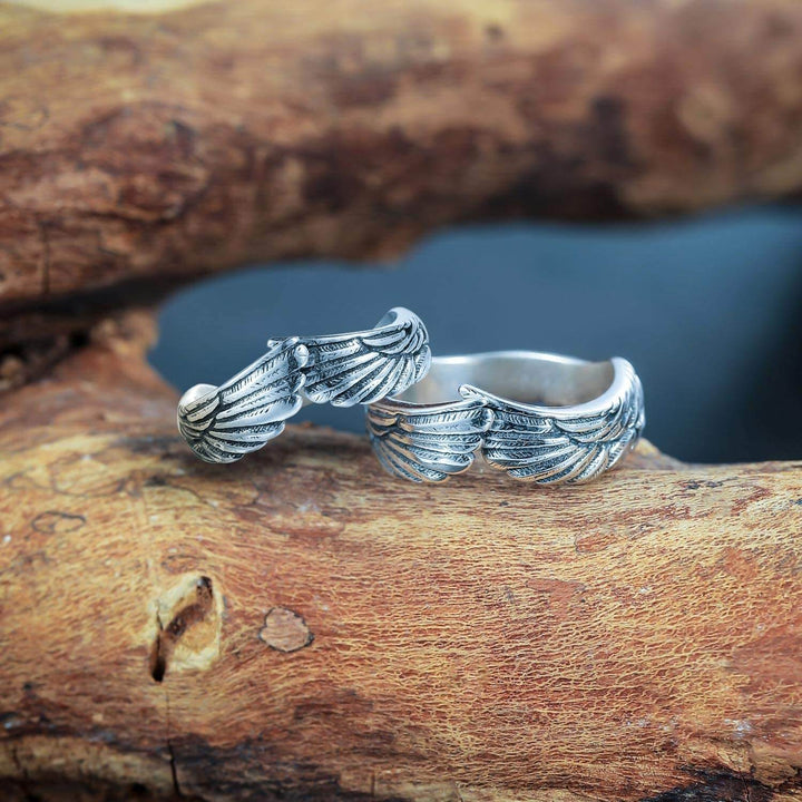 "Änglavinge ring i sterling silver för kvinnor, med detaljerad ängelvingdesign. Perfekt som elegant kvinnlig accessoar."