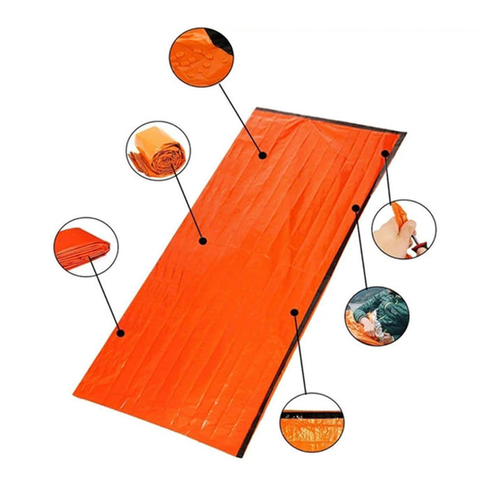 "Nödsovsäck utomhus, vattentät och kompakt i orange, för camping och äventyr, synlig vid nödsituationer."