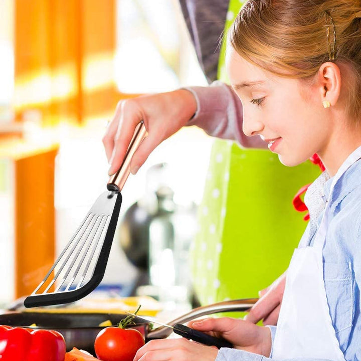 "Nonstick spatelvändare i rostfritt stål och svart silikon, elegant design, perfekt för ägg och pannkakor i köket."