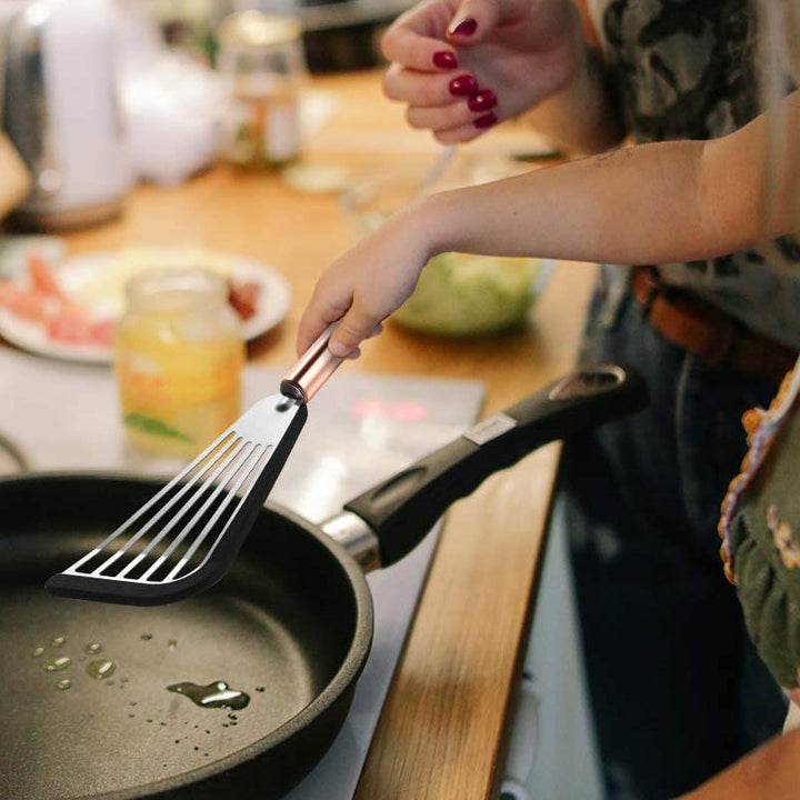 "Nonstick spatelvändare i rostfritt stål och svart silikon, elegant design, perfekt för ägg och pannkakor i köket."