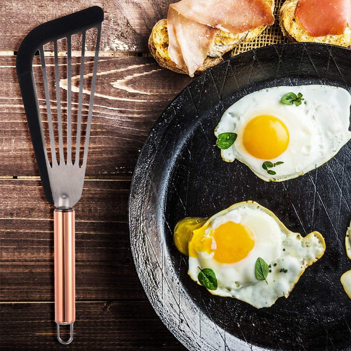 "Nonstick spatelvändare i rostfritt stål och svart silikon, elegant design, perfekt för ägg och pannkakor i köket."