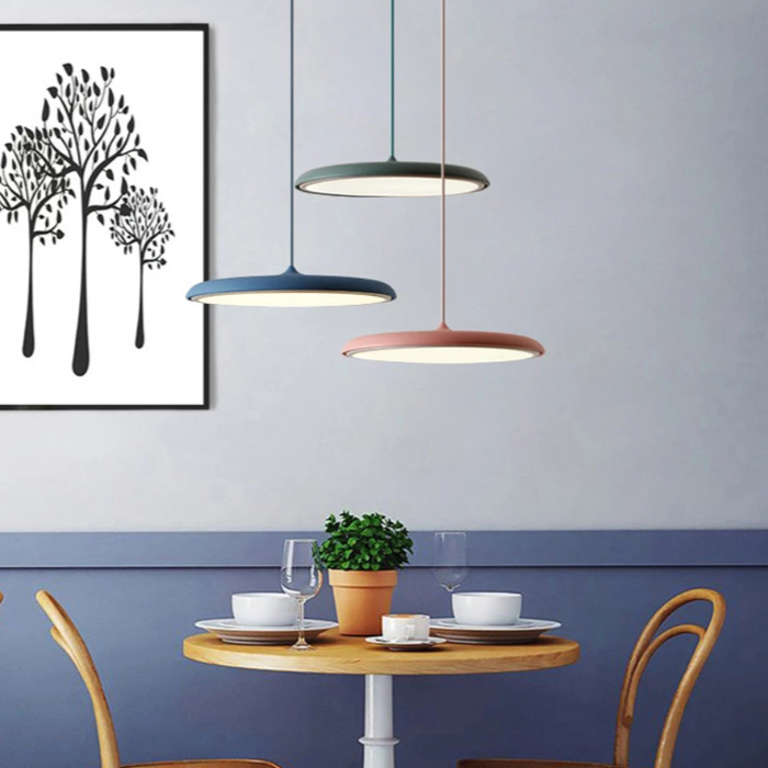 Minimalistisk Norden LED pendellampa. Designbelysning för matrum i nordisk stil.